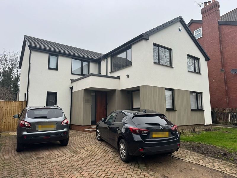 Front of the house in Roundhay, Leeds after external wall insulation with silicone render
